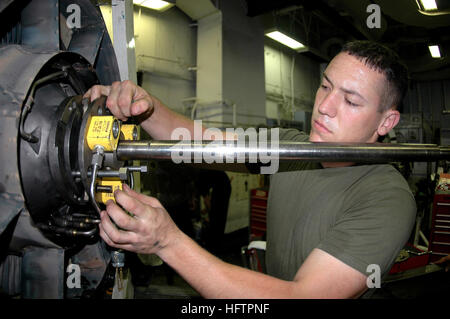 Arabisches Meer (2. Juni 2007) - Lance Cpl. Robert Herrera, zugewiesen, die ÒRed DevilsÓ der Marine Fighter Attack Squadron (VMFA) 232, setzt einen F/A-18A Hornet Motor im Hangar Bucht der nuklear angetriebene Flugzeugträger USS Nimitz (CVN-68). Die Nimitz Carrier Strike Group und eingeschifften Carrier Air Wing 11 werden in den USA bereitgestellt 5. Flotte Durchführung von Seeoperationen und Unterstützungstruppen Operation Iraqi Freedom beteiligt. Foto: U.S. Navy Masse Kommunikation Spezialist Seemann Eduardo Zaragoza (freigegeben) US Navy 070602-N-9760Z-030 Lance Cpl. Robert Herrera, zugeordnet der %% 5E Stockfoto