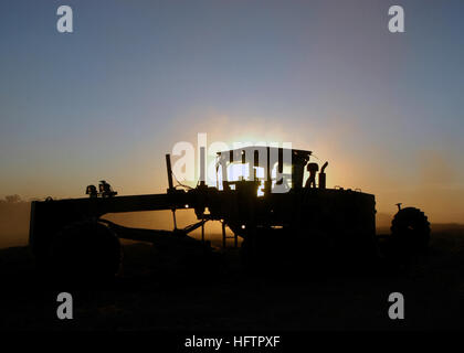 070606-F-8678B-094 TIMBER CREEK, Australien (6. Juni 2007) - ein Grader ist in den Sonnenuntergang am Bradshaw Feld Trainingsbereich Silhouette. Mitglieder des Naval Mobile Bau Bataillon (NMCB) 4 sind in Unterstützung von den Vereinigten Staaten-australische Verteidigung gemeinsame schnelle Flugplatz Baubetriebsübung Talisman Saber 2007 bereitgestellt. Übung Talisman Saber soll ein hohes Maß an Interoperabilität zwischen der USA und Australiens, der USA und Australiens Engagement für unser militärisches Bündnis und regionale Sicherheit beizubehalten. Foto: U.S. Air Force Master Sergeant Rickie D. Bickle (freigegeben) US Navy Stockfoto