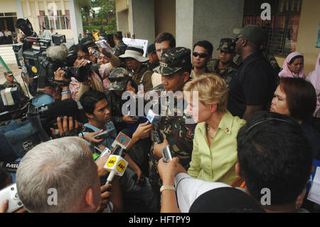 070607-N-8391L-134 JOLO, Republik der Philippinen (7. Juni 2007) - US-Botschafter auf den Philippinen Kristie A. Kenney und bewaffnete Kräfte der Philippinen Chief Of Staff General Hermogenes Esperon Jr., Fragen zu beantworten, während einer Pressekonferenz nach einer Belohnungen für Gerechtigkeit Zeremonie. Foto: U.S. Navy Mass Communication Specialist 1. Klasse Troy Latham (freigegeben) US Navy 070607-N-8391L-134 US-Botschafter auf den Philippinen Kristie A. Kenney und bewaffnete Kräfte der Philippinen Chief Of Staff General Hermogenes Esperon Jr., beantworten Fragen im Rahmen einer Pressekonferenz Stockfoto