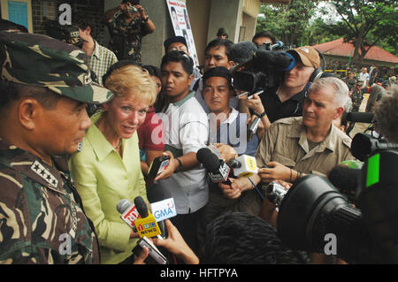 070607-N-8391L-152 JOLO, Republik der Philippinen (7. Juni 2007) - US-Botschafter auf den Philippinen Kristie A. Kenney und bewaffnete Kräfte der Philippinen Chief Of Staff General Hermogenes Esperon Jr., Fragen zu beantworten, während einer Pressekonferenz nach einer Belohnungen für Gerechtigkeit Zeremonie. Journalisten aus aller Welt waren vor Ort, darunter Oberst Oliver North (i.r.) von Fox News. Foto: U.S. Navy Mass Communication Specialist 1. Klasse Troy Latham (freigegeben) uns Marine 070607-N-8391L-152 US-Botschafter auf den Philippinen Kristie A. Kenney und bewaffnete Kräfte der Philippinen Stabschef Gen Stockfoto