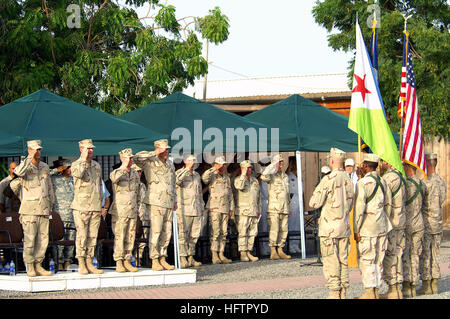 070607-N-3305P-005 Dschibuti, Afrika (7. Juni 2007) - Mitglieder der offiziellen Partei macht einen Gruß an die Color Guard da es die Farben "Paraden" während einer Zeremonie, der Befehl Change. Die Zeremonie markiert die offizielle Änderung in der Führung von Captain Robert Fahey, Captain John Heckmann. Fahey war der erste Marine Offizier Kommando als Commander, kombiniert Joint Task Force-Horn von Afrika (CJTF-HOA) im Juli 2006, Aufsicht über den Übergang von der Basis aus ein Marinekorps expeditionary Base zu einem Marine-Camp zu übernehmen. Foto: U.S. Navy Mass Communication Specialist 2. Klasse Aaron Pineda (freigegeben) uns Nav Stockfoto