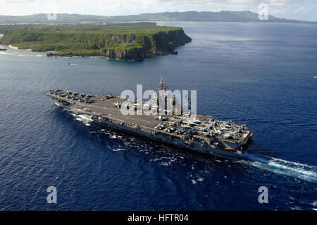 070608-N-6106R-134 SANTA RITA, Guam (8. Juni 2007) - kommt USS Kitty Hawk (CV-63) am Naval Forces Marianas Support-Aktivitäten, Guam, für ein viertägige Hafen besuchen. Kitty Hawk ist auf Bereitstellung im westlichen Pazifischen Ozean und in Übungen mit anderen US-Truppen und verschiedenen Partnern in Asien und Australien teilnehmen werden. Kitty Hawk ist der Flugzeugträger der Navy nur im Ausland ansässige und betreibt aus Yokosuka, Japan. US Navy Foto von Masse Kommunikation Spezialist Seemann Stephen Rowe (freigegeben) US Navy 070608-N-6106R-134 USS Kitty Hawk (CV-63) kommt an Marineunterstützung Kräfte Marianen Stockfoto