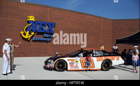 Seeleute und Familien auf der Marinestation Great Lakes sehen sich NASCAR-Fahrzeuge im Navy-Stil an und interagieren mit Fahrern, die Dale Earnhardt Jr. bewerben Rekrutierungsabteilung und Rekrutierung der Navy. Stockfoto
