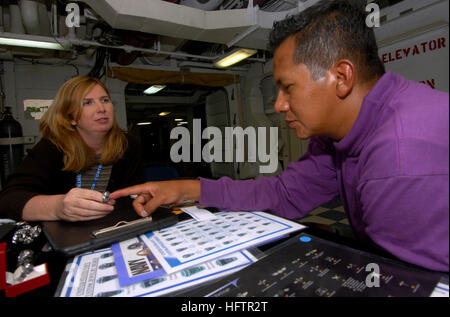 070611-N-2844S-002-Atlantik (11. Juni 2007) - sieht Luftfahrt Boatswain Mate (Kraftstoff) Airman Carlos Parra über Ringe mit Laurie Favre vom ersten Esprit de Corps auf den Chaos-Decks der Flugzeugträger der Nimitz-Klasse USS Harry S. Truman (CVN-75). Truman führt derzeit Träger Qualifikationen im Atlantischen Ozean. Foto: U.S. Navy Masse Kommunikation Spezialist Seemann Lehrling Daron Street (freigegeben) US Navy 070611-N-2844S-002 Aviation Boatswain Mate (Kraftstoff) Airman Carlos Parra blickt auf Ringe mit Laurie Favre vom ersten Esprit de Corps auf den Chaos-Decks der Nimitz-Klasse Stockfoto