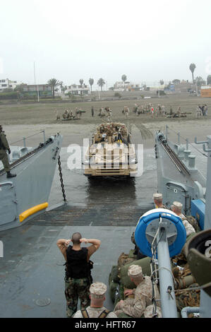 070614-N-7029R-102-Pazifik (14. Juni 2007) - erhält nach der Abladung des Regiments 24. Marines an der Küste Anaco, Peru, ein leichter amphibious Resupply Cargo (LARC) zurück an Bord Landing Craft Utility (LCU) 1629 während der Partnerschaft von Americas (POA) 2007 seine Tätigkeit fortsetzen. POA konzentriert sich auf Verbesserung Beziehungen Partnernationen durch eine Vielzahl von Übungen und Veranstaltungen auf See und an Land in Südamerika und der Karibik. US Navy Foto von Mass Communication Specialist 2. Klasse Alexia M. Riveracorrea (freigegeben) US Navy 070614-N-7029R-102 nach der von Stockfoto