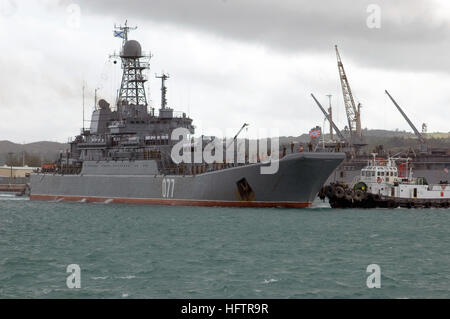 060327-N-9167V-081 Apra Hafen, Guam (27. März 2006) Ð der russischen Marine in föderierten (RFN) Tank Landungsschiff, BDK-11, bereitet sich in Apra Harbor festmachen. Das russische Schiff ist einer der vier RFN Schiffe und zwei US Navy-Schiffe, die im Vorbeigehen Übung (PASSEX) 2006, vor der Küste von Guam teilgenommen. PASSEX ist eine Übung zur Steigerung der Interoperabilität zwischen den zwei Flotten und gleichzeitig die starke kooperative Beziehung zwischen Russland und den Vereinigten Staaten. Foto: U.S. Navy PhotographerÕs Mate 2. Klasse Edward N. Vasquez (freigegeben) US Navy 060327-N-9167V-081 The Russian Federated Navy (R Stockfoto