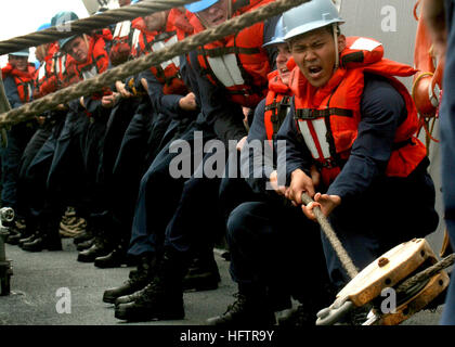 070617-N-4953-007 Pazifik (17. Juni 2007) Ð kulinarische Spezialist 3. Klasse Jeffrey Dayot und Crew-Mitglieder, die USS Stethem (DDG-63) zugewiesen zu hieven, um eine Linie Stethem und Military Sealift Command (MSC) Flotte Nachschub Öler USNS Guadalupe (200 T-AO) für einen angeschlossenen Nachschub (CONREP) verbinden. Stethem operiert mit der Kitty Hawk Carrier Strike Group Vorbereitung zur Teilnahme an Talisman Saber 07. Die Übung soll ein hohes Maß an Interoperabilität zwischen der USA und Australiens, der USA und Australiens Engagement für unser militärisches Bündnis pflegen eine Stockfoto