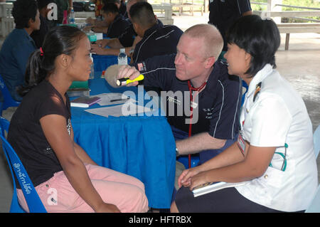 070619-N-7783B-003 BAN SAMSAN, Thailand (19. Juni 2007) - CMdR Warren Woollin, zugeordnet zu operativen Health Support Unit Detachment Golf Great Lakes, führt eine routinemäßige ärztliche Untersuchung auf eine thailändische Staatsbürger, mit Unterstützung der Royal Thai Army Krankenschwester während eines medizinischen Zivilklage-Projekts (MEDCAP) an einem Ort während der Übung flott Bereitschaft Zusammenarbeit und Ausbildung (CARAT) 2007. Karat ist eine geplante Reihe von bilateralen Wehrübungen mit mehreren Südostasien Nationen entwickelt, um die Interoperabilität der jeweiligen Meer Dienste zu verbessern. Foto: U.S. Navy Masse Ele Stockfoto