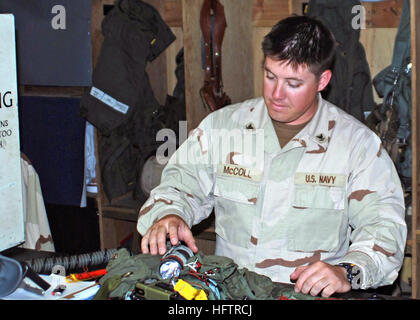 070615-N-9204H-001 BAGRAM AIRFIELD, Afghanistan (15. Juni 2007) - Aircrew überleben Equipmentman 3. Klasse Justin McColl, Mitglied der "Garudas" von Electronic Attack Squadron (VAQ) 134, macht Anpassungen an einer fliegenden Weste im Fallschirm Rigger Shop. McColl, ein Eingeborener von Eugene, Oregon/USA, unterhält und stellt das Getriebe für EA-6 b Prowler Flieger in der Luft und unter Umständen alles, was sie auf dem Boden überleben würde. Foto: U.S. Navy Chief Masse Kommunikation Spezialist Eric Harrison (freigegeben) uns Marine 070615-N-9204H-001 Aircrew überleben Equipmentman 3. Klasse Justin McColl, Mitglied Stockfoto