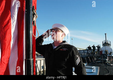 090111-N-9421C-022 SAN DIEGO (11. Januar 2009) Fire Control Techniker Seemann Jerimiah Hendry, aus Kenosha, Wisconsin, USA, salutiert der nationalen Fähnrich während Morgen an Bord der Los-Angeles-Klasse Farben Angriff u-Boot USS Ashville (SSN-758). (Foto: U.S. Navy Mass Communication Specialist 2. Klasse Kerryl Cacho/freigegeben) US Navy 090111-N-9421C-022 Fire Control Techniker Seemann Jerimiah Hendry, aus Kenosha, Wisconsin, USA, grüßt der nationalen Flagge während der Morgen-Farben Stockfoto