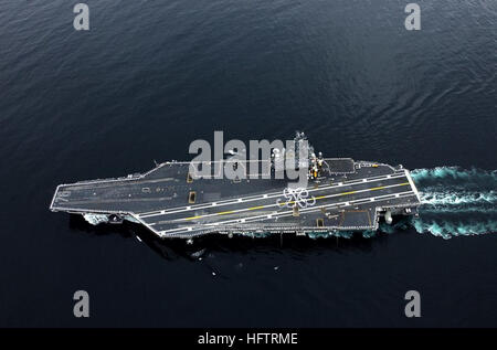 040723-N7615S-154-Pazifik (23. Juli 2004) - The Navy neuesten und modernsten Flugzeugträger USS Ronald Reagan (CVN-76), bereitet sich auf Hafen von San Diego für ein homeporting fest, das Schiff nach San Diego, Kalifornien, mit Genugtuung und offiziell Beitritt der US-Pazifikflotte eingeben.  Die Feier gehören verschiedene Würdenträger, darunter ehemalige First Lady Nancy Reagan, Mitglieder des Kongresses, Staatsbeamte und Berühmtheiten.  Unter dem Kommando von Captain James A. Symonds, das Schiff wurde im Juli 2003 in Betrieb genommen, und absolviert einen zweimonatiges Transit rund um Südamerika, ihr ne Stockfoto