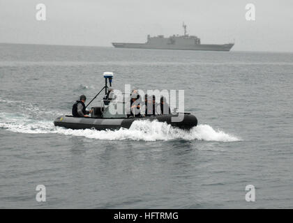 070623-N-4124C-008 SHOALWATER BAY, Australien (23. Juni 2007) Ð Segler aus Royal Australian Navy Schiff HMAS Kanimbla (LPA 51), Teil der ShipÕs Besuch, Board, Durchsuchung und Beschlagnahme Team bereiten Sie eine verdächtige Handelsschiff während Internat Bohrer an Bord. Kanimbla, zusammen mit Matrosen und Armeeangehörige der Australien Defense Force arbeitet in Verbindung mit US-Militärpersonal im Rahmen der Übung Talisman Saber 2007 (TS07). TS07 übt sich Australien und USA gemeinsame und kombinierte entwickelt, um Nationen in der Krise handeln Planung und die Ausführung der Kontingenz Oper vorbereiten Stockfoto