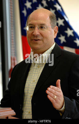 070625-N-3642E-718 PARRIS ISLAND, S.C. (25. Juni 2007) - spricht Secretary Of The Navy (SECNAV) The Honorable Dr. Donald C. Winter zu Reportern während einer Pressekonferenz im Marine Corps Air Station, Beaufort. SECNAV ist diese Gegend treffen mit lokalen Marines beobachten Marine Training zu rekrutieren, Briefings von lokalen Kommandanten erhalten und Treffen mit der lokalen Regierung und Führung. Foto: U.S. Navy Chief Masse Kommunikation Spezialist Shawn P. Eklund (freigegeben) US Navy 070625-N-3642E-718 Secretary Of The Navy (SECNAV) The Honorable Dr. Donald C. Winter spricht zu Reportern bei einer neuen Stockfoto