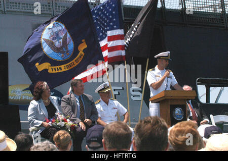 050801-N-4541B-002 San Diego, Kalifornien (1. August 2005) - Navy ÒSea FighterÓ (FSF-1) Kommandierender Offizier, Lt. Cmdr Brandon Bryan befasst sich mit der begrüßt das Publikum am Broadway Pier, als das Schiff zu seinem neuen Heimathafen kommt. Meer-Fighter ist das erste Schiff, das die Marine wurde speziell als schnelle Meer Rahmen bei mechanischen Entkopplung Schiffen entwickelt und Elektrosysteme (HM & E) aus der Mission-Pakete erlauben eine wahre Stecker und Modul Einsatzfähigkeit zu kämpfen. US Navy Foto von PhotographerÕs Mate 1. Klasse Gloria J. Barry (freigegeben) US Navy 050801-N-4541B-002 Navy Sea Fighter (FSF-1) Kommandierender Off Stockfoto