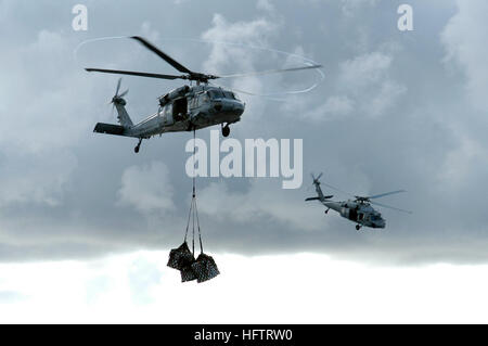 050804-N-3136P-067-Pazifik (4. August 2005) - zwei MH-60 Seahawk-Hubschrauber, Hubschrauber Meer Kampf Geschwader zwei fünf (HCS-25), Transport-Cargo-Paletten bei vertikalen Nachschub Operationen mit dem Military Sealift Command (MSC) Bekämpfung Läden Schiff USNS Concord (T-AFS-5) und USS Kitty Hawk (CV-63) während zugeordnet ein Nachschub auf See (RAS). Kitty Hawk zeigt Machtprojektion und Meer Kontrolle als Flugzeugträger der U.S. Navy nur dauerhaft nach vorne bereitgestellt. US Navy Foto vom Fotografen Mate Flieger Jimmy C. Pan (frei) uns Marine 050804-N-3136P-067 zwei MH-60 Seahawk h Stockfoto