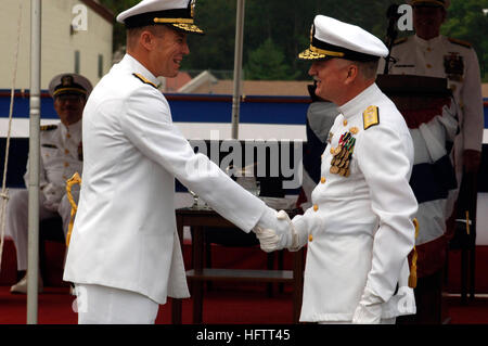 070629-N-7918H-195 VIRGINIA BEACH, Virginia (29. Juni 2007) - Rear Admiral Richard E. Cellon schüttelt Hände mit Rear Admiral Robert L. Philips bei der ersten Naval Construction Division Änderung der Befehl Zeremonie auf Marine Amphibious Base Little Creek. Cellon entlastet Philips als Bauingenieur Korpskommandant. US Navy Foto von Masse Kommunikation Spezialist Seemann John K. Hamilton (freigegeben) uns Marine 070629-N-7918H-195 Ohr Admiral Richard E. Cellon schüttelt Hände mit Rear Admiral Robert L. Philips Stockfoto