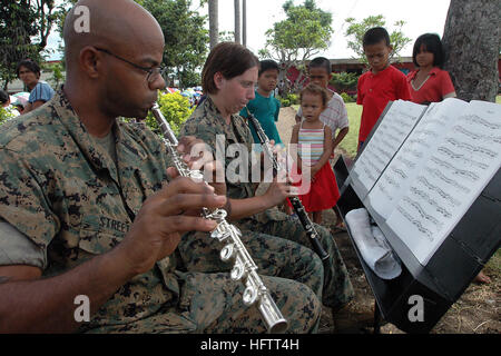 070630-N-9421C-099 LIGAO, Philippinen (30. Juni 2007) - einheimische Kinder zusehen, wie CPL David Street und Lance Cpl. Victoria Holman, sowohl für die US Marine Forces Pacific Band befestigt führen für Patienten, die darauf warten, von den Pazifischen Partnerschaft 2007 medizinisches Personal in Travesia Elementary School gesehen werden. Die 19-köpfige Band führt an Standorten in der gesamten Region zur Unterstützung der Pazifische Partnerschaft. Pazifische Partnerschaft ist eine viermonatige humanitäre Hilfe-Bereitstellung zu Gebieten in Südostasien und Ozeanien. Foto: U.S. Navy Mass Communication Specialist 2. Klasse Kerryl Cacho (freigegeben) U.S. Navy 07 Stockfoto