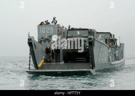 070701-N-7029R-014 ANCÓN, Peru (1. Juli 2007) - Landing Craft Utility (LCU) 1629 von Assault Craft Einheit (ACU) 1 Transporte Ausrüstung und Personal des 24. Marines Regiment an Bord USS Pearl Harbor (LSD-52) nach einer Kooperation mit der peruanischen Armee während UNITAS Pazifik zur Unterstützung der Partnerschaft von Americas (POA) 2007. POA konzentriert sich auf Verbesserung Beziehungen Partnernationen durch eine Vielzahl von Übungen und Veranstaltungen auf See und an Land in Südamerika und der Karibik. US Navy Foto von Mass Communication Specialist 2. Klasse Alexia M. Riveracorrea (RELEASE Stockfoto