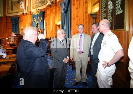 070630-N-8110-K-014-BOSTON (2. Juli 2007) - Kommandant, Naval Sea Systems Command, Vice Admiral Paul Sullivan spricht mit Mitgliedern des Commonwealth of Massachusetts House Of Representatives in eine Aussparung von ihren gesetzlichen Pflichten. Sullivan war der Ehrengast von Massachusetts Gouverneur Deval Patrick, präsentiert den Admiral mit einer Proklamation des Staates erklärt der Woche ÒBoston Marine Week.Ó die Woche eines 26 Marine Wochen quer durch Amerika in 2007 geplant ist. Marine Wochen sollen die Amerikaner zeigen die Investition, die Sie haben in ihrer Marine und Sensibilisierung in den Städten, die kein Zeichen Stockfoto