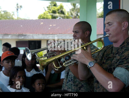 070703-N-1752H-083 TABACO CITY, Philippinen (3. Juli 2007) - Sgt. Mark Adams und CPL Bobby Sullivan, der Marine Corps Pacific Band, führen Sie für die einheimischen Kinder während der bürgerlichen Angelegenheiten medizinische/zahnmedizinische Programme in Tabaco Elementary School statt. Die Programme werden in der gesamten Region zur Unterstützung der Pazifischen Partnerschaft 2007, eine viermonatige humanitäre Hilfsmission in Südostasien und Ozeanien, die spezialisierte medizinische Versorgung und verschiedenen Konstruktion und engineering-Projekte umfassen wird durchgeführt. Foto: U.S. Navy Masse Kommunikation Spezialist Seemann Patrick D. Haus (freigegeben) uns Nav Stockfoto