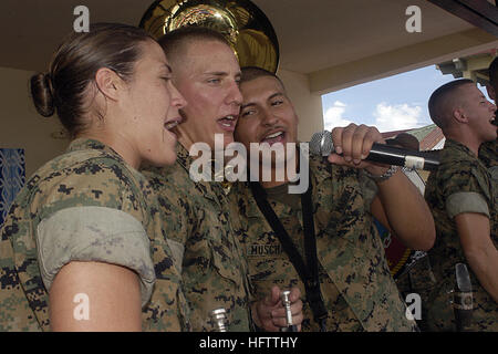 070706-N-9195K-055 TABACO CITY, Philippinen (6. Juli 2007) Ð Cpl. Julia Roberts, harmonisieren CPL. Michael Hunt und CPL. Lancelot Muschamp während einer Goodwill-Aufführung an Tabaco City High School zur Unterstützung der Pazifischen Partnerschaft 2007. Pazifische Partnerschaft baut auf früheren humanitäre Hilfe und Disaster Relief Bereitstellungen wie Tsunami Entlastung Betriebe in 2005 und 2006 humanitäre Hilfsmission der Military Sealift Command Krankenhaus Schiff USNS Mercy (T-AH 19).  Foto: U.S. Navy Mass Communication Specialist 3. Klasse Patrick M. Kearney (freigegeben) Marine 070706-N-9195K-055 kpl. Stockfoto