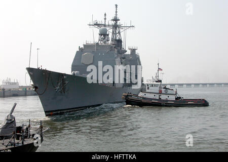 Der Ticonderoga-Klasse uns Navy (USN) Lenkflugkörper Kreuzer USS TICONDEROGA (CG-47), wird aus der Naval Station (NS) Pascagoula, durch den Ozean Schlepper "Natalie Colle," geschleppt, sofort Anschluss an das Schiff der Zeremonie Stilllegung. USS Ticonderoga CG-47 nur nach der Stilllegung Stockfoto