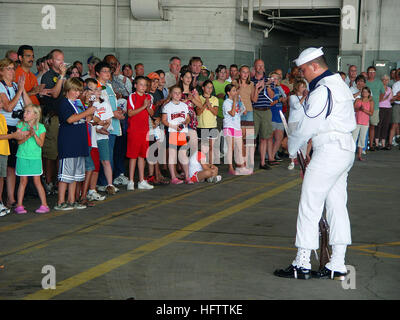 Die Zeremonialgarde der U.S. Navy tritt während der Navy Week Detroit auf der Thunder Over Michigan Air Show auf und demonstriert die zeremoniellen Fähigkeiten der Marine und das öffentliche Engagement für Grundschüler. Stockfoto