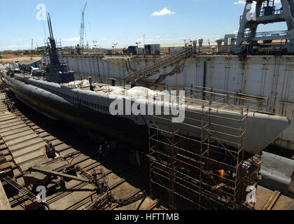 041005-N-3019M-001 Pearl Harbor, Hawaii (5. Oktober 2004) - Reparatur Marisco Ltd. Arbeiter Altern Rumpf der stillgelegten Balao-Klasse u-Boot USS Bowfin (SS-287) auf ihrer Werft in der Nähe der ehemaligen Naval Air Station Barbers Point, während einer Restaurierung. Bowfin dient seit 23 Jahren als ein schwimmendes Museum und liegt neben der USS Arizona Memorial Visitor Center. Bekannt als die "Pearl Harbor Avenger", Bowfin startete ein Jahr auf den Tag nach der 7. Dezember 1941 und war mit 44 gegnerische Schiffe zu versenken, im Laufe ihrer neun außergewöhnliche Krieg Patrouillen gutgeschrieben. Foto: U.S. Navy Jou Stockfoto