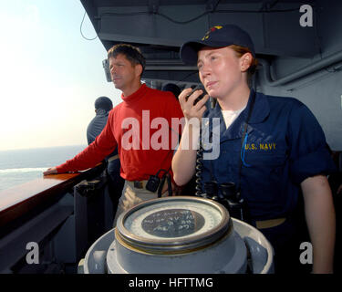 070708-N-5588-011-Atlantik (8. Juli 2007) - Midshipman Marley Cassels, an der US Naval Academy, bekommt die Möglichkeit, Navigation Übungen mit Captain John E. Roberti, Kommandierender Offizier der USS Nassau (LHA-4). Nassau testet verschiedene Aspekte der Kampfbereitschaft der Schiffe im Gange. US Navy Foto von Flieger Michael N. Minkler (freigegeben) US Navy 070708-N-5588M-011 Midshipman Marley Cassels, an der US Naval Academy, bekommt die Möglichkeit, Navigation Übungen mit Captain John E. Roberti, Kommandierender Offizier der USS Nassau (LHA-4) Stockfoto