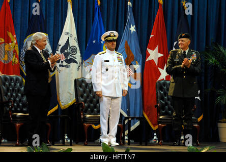 070709-D-7203T-012 TAMPA, Florida (9. Juli 2007) - US-Verteidigungsminister Robert M. Gates und US Army General Doug Brown applaudieren für Admiral Eric T. Olson, Kommandeur des US Special Operations Befehl (USSOCOM) bei einer Änderung der Befehl Zeremonie im Tampa Convention Center. Brown, der USSOCOM seit September 2003 geboten hat, geht aus dem aktiven Dienst nach 40 Dienstjahren der Nation in den Ruhestand. Olson ist seit September 2003 der stellvertretende Kommandeur der USSOCOM. Verteidigung-Abteilung Foto von Cherie A. Thurlby (freigegeben) US Navy 070709-D-7203T-012 US-Verteidigungsminister Robert M. Gates und US Army General D Stockfoto