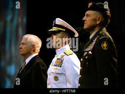 070709-D-7203T-014 TAMPA, Florida (9. Juli 2007) - US-Verteidigungsminister Robert M. Gates; ADM Eric T. Olson, Kommandeur des US Special Operations Command; und Armee General Doug Brown, scheidenden Kommandeur stehen stramm beim Wechsel der Befehl Zeremonie im Tampa Convention Center. Verteidigung-Abteilung Foto von Cherie A. Thurlby (freigegeben) US Navy 070709-D-7203T-014 US-Verteidigungsminister Robert M. Gates, Admiral Eric T. Olson, Kommandeur des US Special Operations Command, und Armee General Doug Brown, scheidenden Kommandeur stehen stramm beim Wechsel der Befehl ce Stockfoto