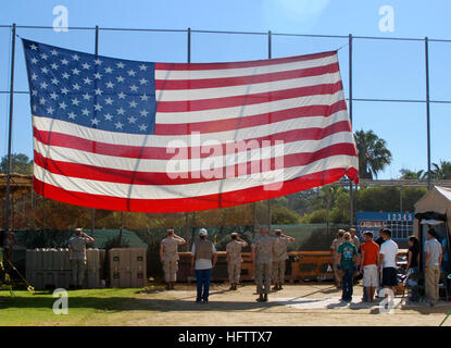 070713-N-4163T-032 SAN DIEGO (13. Juli 2007) - militärische und zivile freiwillige zusammen mit obdachlose Veteranen begrüssen die US-Flagge während einer Wiedergabe des "Star-Spangled Banner" während der 20. jährlichen Stand Down für obdachlose Veteranen. Die Veranstaltung in San Diego Gymnasium Sportplatz, ist ein Teil des Department of Veterans Affairs Bemühungen obdachlose Veteranen Dienstleistungen anzubieten. Foto: U.S. Navy Mass Communication Specialist 2. Klasse Stephanie Tigner (freigegeben) US Navy 070713-N-4163T-032 militärische und zivile freiwillige zusammen mit obdachlose Veteranen begrüssen die US-Flagge während einer Stockfoto