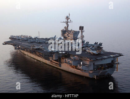 Aerial Quartal Heck Blick auf den Hafen von der uns Navy (USN) Flugzeugträger USS JOHN F. KENNEDY (CV-67) im Gange im arabischen Meer mit eingeschifften Carrier Air Wing 17 (CVW-17), während in der 5. Flotte Verantwortungsbereich zur Unterstützung der Operation IRAQI FREEDOM eingesetzt. USS John F Kennedy (CV-67) strenger Blick auf den Hafen 2004 Stockfoto
