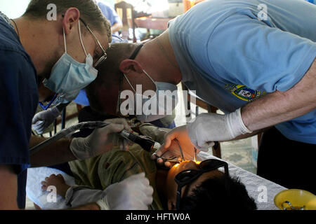 070716-N-9195K-056 DA NANG, Vietnam (16. Juli 2007) Ð Lt. Kevin Haveman, assistiert von Hospitalman Morgan Steel, führt eine Extraktion auf einen lokalen Kind während eines zahnärztlichen bürgerschaftliches Engagement zur Unterstützung der Pazifischen Partnerschaft 2007 durchgeführt. Die medizinischen, zahnmedizinischen und technischen Support-Programme in Zusammenarbeit mit der Da Nang Ministry of Health, unterstützt das vietnamesische Volk in der Versorgung der Gemeinde mit ein breites Leistungsspektrum. Foto: U.S. Navy Mass Communication Specialist 3. Klasse Patrick M. Kearney (freigegeben) US Navy 070716-N-9195K-056 Lt. Kevin Haveman, assistiert von Hospitalman Stockfoto