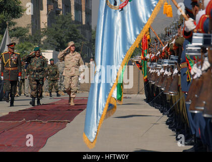 070716-N-6086C-191 KUBUL, Afghanistan (16. Juli 2007) - Admiral William J. Fallon Kommandeur des US Central Command grüßt die afghanischen Ehrengarde einerseits bei der Änderung der Befehl Zeremonie für kombiniert Security Transition Command-Afghanistan (CSTC-A). Major General Robert W. Cone nahm die Zügel der Befehl von Generalmajor Robert E. Durbin, immer CSTC-A 2. Kommandierender General. U.S. Navy Photo (freigegeben) US Navy 070716-N-6086C-191 Admiral William J. Fallon-Kommandeur des US Central Command grüßt die afghanischen Ehrengarde einerseits bei der Änderung der Befehl Zeremonie für kombinierte Sicherheit Übergang Comman Stockfoto