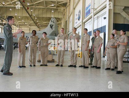 060816-N-8544C-003 Jacksonville, Florida (16. August 2006)-Lt. Greg Englebert, 'Pro's Nest' Patrol Squadron drei Null (VP-30) gibt eine Tour für Midshipmen Kandidaten von der University of Florida Marine rekrutieren Officer Training bei Gainesville Florida (UF NROTC) zugewiesen. Foto: U.S. Navy Mass Communication Specialist 2. Klasse Susan Cornell (freigegeben) U.S. Navy 060816-N-8544C-003 Lt. Greg Englebert zugewiesen, der Profis Nest der Patrol Squadron drei Null (VP-30) gibt eine Tour für Midshipmen Stockfoto