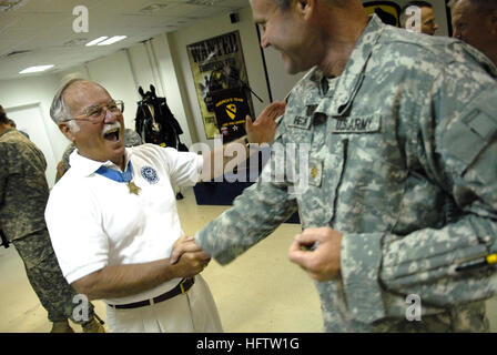 070717-F-0193C-005 RAMADI, Irak (17. Juli 2007) - der Medal Of Honor, pensionierter Marine Oberst und Deputy Assistant Secretary Of The Navy Barney Barnum Danke, die ein Soldat der US Armee 1. Kavallerie-Division für seine Verdienste im Camp Liberty, Irak, während eines Besuchs mit Vorsitzenden der Joint Chiefs Of Staff Marine General Peter Pace befestigt. US Air Force Foto von Staff Sgt. D. Myles Cullen (freigegeben) uns Marine 070717-F-0193C-005 der Medal Of Honor, pensionierter Marine Oberst und Deputy Assistant Secretary Of The Navy Barney Barnum dank ein US-Soldat der 1. Kavallerie-Divisi befestigt Stockfoto