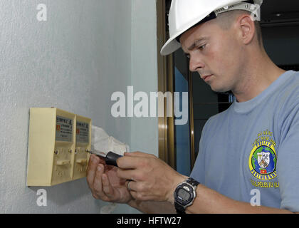 070717-N-4954I-080 DA NANG, Vietnam (17. Juli 2007) - Hospital Corpsman 3. Klasse James Wilson, mit der 3. Sanitätsbataillons schraubt Lüfterschalter an Hoa Chau Medical Clinic zur Unterstützung einer engineering Zivilklage Programm. Wilson und Mitgliedern seiner Einheit werden mit amphibischen Angriff Schiff USS Peleliu (LHA-5) zur Unterstützung der Pazifischen Partnerschaft 2007, eine viermonatige humanitäre Hilfsmission nach Südostasien und Ozeanien bereitgestellt. Foto: U.S. Navy Mass Communication Specialist 3. Klasse Bryan M. Ilyankoff (freigegeben) US Navy 070717-N-4954I-080 Hospital Corpsman 3. Klasse James Wilson, mit Stockfoto