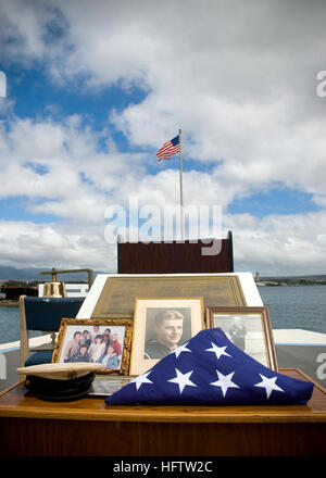 070717-N-6674H-009 PEARL HARBOR, Hawaii (17. Juli 2007) - eine Kombination-Abdeckung, ein paar Fotos und die amerikanische Flagge befinden sich auf dem Display in Erinnerung an Pearl Harbor Überlebende Chef GunnerÕs Mate Raymond Haack während einer Bestattung auf See auf der USS Utah Memorial auf Ford Island statt. HaackÕs Familienmitglieder verteilt seine Asche ins Wasser neben dem versunkenen Schiff wie der Naval Station Pearl Harbor Ehrengarde Salutschüssen durchgeführt. Haack diente an Bord Saint Louis-Klasse leichter Kreuzer USS Helena (CL-50), wenn das Schiff einen direkten Torpedo getroffen, die japanischen Flugzeuge erlitten, 7. Dezember 1941. Foto: U.S. Navy Stockfoto