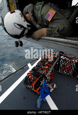 070717-N-7981E-161 Pazifik (17. Juli 2007) - Kriegsführung-Systeme Flugbetriebsunternehmen 2. Klasse Tyler Yee, der "Goldenen Falken" der Hubschrauber Anti-Submarine Squadron (HS) 2, leitet Informationen an die Piloten ein HH - 60 H Seahawk als ein Besatzungsmitglied an Bord Military Sealift Command Flotte Nachschub Öler USNS Henry J. Kaiser (T-AO 187) legt Ladung an der Unterseite des Hubschraubers während einer vertikalen Nachschub und Betankung auf See zwischen Kaiser und Nimitz-Klasse-Flugzeugträger USS Abraham Lincoln (CVN-72). Lincoln ist im Gange Träger Qualifikationen aus die Küste des südlichen Cal dirigieren. Stockfoto