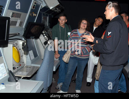 070718-N-9860Y-006 WHIDBEY ISLAND, Washington (18. Juli 2007) - Air Traffic Controller 3. Klasse Kevin Karasti von Kenosha, Washington, beschreibt den Zweck von den Präzisions Anflugradar an eine Gruppe von Pädagogen aus Texas im Air Traffic Radar Kontrollraum an Bord Naval Air Station Whidbey Island (NASWI). LehrerInnen, Direktorinnen, Trainer und Betreuer besuchten NASWI für eine Erzieherin Orientierung Besuch mit Naval Recruiting District San Antonio, die Chancen für junge Menschen durch die Marine zu sehen. Foto: U.S. Navy Mass Communication Specialist 2. Klasse Tucker M. Yates (frei) Stockfoto