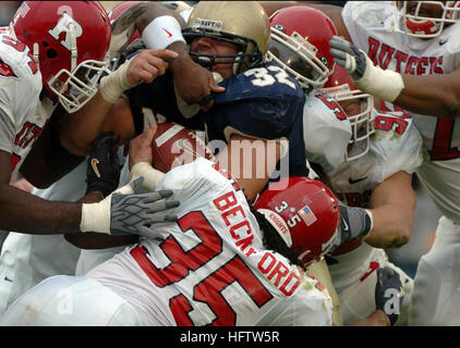 041120-N-9815L-008 Annapolis, MD. (20. November 2004) Ð sechs Rutgers University Verteidiger versuchen gegen die US Naval Academy Midshipman 1. Klasse Kyle Eckel. Der Schlussmann stürzte für 143 Yards und zwei Touchdowns, Marine zu helfen (8: 2) Niederlage Rutgers (4-6) 54-21 am Navy Marine Corps Memorial Stadium in Annapolis, MD. US Navy Foto vom Fotografen Mate 1. Klasse Michael Lewis (freigegeben) US Navy 2 sechs Rutgers-Universität Verteidiger versuchen gegen die US Naval Academy Midshipman 1. Klasse Kyle Eckel Stockfoto