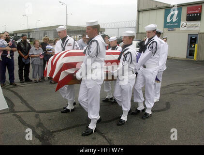 070719-N-1755G-001 INDIANAPOLIS (19. Juli 2007) - eine Ehre wache Detail befestigt Navy Operational Support Center Indianapolis trägt den Sarg der Feuerwehrmann 3. Klasse Alfred Eugene Livingston, einem Leichenwagen nach seiner Ankunft in Indianapolis International Airport. Livingston starb 7. Dezember 1941, bei dem Angriff auf Pearl Harbor, Hawaii. Livingston war ein Seemann an Bord der USS Oklahoma (BB-39). Foto: U.S. Navy Mass Communication Specialist 1. Klasse Joseph C. Garza (freigegeben) US Navy 070719-N-1755G-001 ein Ehren-Garde-Detail an Navy Operational Support Center Indianapolis trägt das Fass Stockfoto