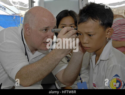 070720-N-4954I-048 DA NANG, Vietnam (20. Juli 2007) Ð Dr. Dana Braner, Teil der nichtstaatlichen Organisation Project Hope, untersucht einen vietnamesischen Patienten Ohr an der Mann Thai Ward medizinische Station zur Unterstützung der Pazifischen Partnerschaft 2007. Nicht-Regierungs-Organisationen (NGOs), des Militärs und lokalen vietnamesischen Gesundheitsdienstleister führen verschiedene medizinische und zahnärztliche Hilfe-Programme zur Unterstützung der vietnamesischen Ministerium für Gesundheit. Foto: U.S. Navy Mass Communication Specialist 3rd Class Bryan M. Ilyankoff (RELEASED) US Navy 070720-N-4954I-048 Dr. Dana Braner, Teil der nicht-Gov Stockfoto