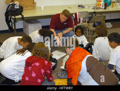 070720-N-6247M-005 COUPEVILLE, Washington (20. Juli 2007) - Aviation strukturelle Mechaniker 1. Klasse Paul Winch lehrt einige Kinder, die das Medikament Bildung für Jugendliche (DEFY) Programm. DEFY absolvierte eine Woche lang für aktiven Dienst militärische Kinder gesponsert von Naval Air Station Whidbey Island im Camp Casey State Park. Foto: U.S. Navy Mass Communication Specialist 1. Klasse Bruce McVicar (freigegeben) uns Marine 070720-N-6247M-005 Aviation strukturelle Mechaniker 1. Klasse Paul Winch lehrt einige Kinder, die das Medikament Bildung für Jugendliche (DEFY) Programm Stockfoto