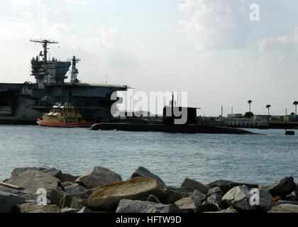 070720-N-5677B-005 MAYPORT, Florida (20. Juli 2007) - brasilianische Marine Unterseeboot Tikuna (S 34) tritt Mayport Becken bei ihrem ersten Besuch in einem US-Marinebasis, gesponsert von US Naval Forces Southern Befehl (NAVSO). NAVSO Sponsoren ausländischen Militärs besucht zur Förderung der Beziehungen mit Partnerstaaten in Lateinamerika, Theater Sicherheitskooperation zu unterstützen. Foto: U.S. Navy Mass Communication Specialist 2. Klasse Holly Boynton (freigegeben) US Navy 070720-N-5677B-005 brasilianische Marine Unterseeboot Tikuna (S 34) tritt in Mayport Becken bei ihrem ersten Besuch in einem US-Marinebasis, gesponsert von US Naval Forces Sou Stockfoto