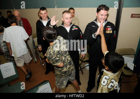 081107-N-9584H-028 CAMARILLO, Kalifornien (7. November 2008) Service-Mitglieder aus Naval Base Ventura County treffen sich Schüler in Tierra Linda Elementary School. Mehr als 40 Seabees und Service-Mitglieder besuchten die Schule Hommage an Veteranen. (Foto: U.S. Navy Masse Kommunikation Spezialist Seemann Ernesto Hernandez Fonte/freigegeben) US Marine-081107-N-9584H-028-Service-Mitglieder aus Naval Base Ventura County Sprachschüler in Tierra Linda Elementary School Stockfoto