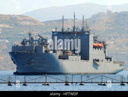 070724-N-0780F-001 SOUDA BAY, Kreta, Griechenland (24. Juli 2007) Ð Military Sealift Command trockene Ladung/Munition Schiff USNS Lewis und Clark (T-AKE-1) kommt für einen Port-Besuch. Lewis und Clark ist eine neue Kampf-Logistik im Gange Nachschub Marinebehälter, die Stromtragfähigkeit der Kilauea-Klasse Munition Schiff, Mars-Klasse ersetzen und Sirius-Klasse Kampf speichert Schiffe. Lewis und Clark wurde 20. Juni 2006, an die Marine ausgeliefert und wird betrieben von Military Sealift Command. Sie soll eine Besatzung von 123 zivilen Seeleute, ergänzt durch eine militärische Abteilung 49 Mitarbeiter haben. US Navy Foto Stockfoto