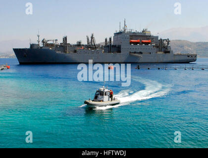 070724-N-0780F-002 SOUDA BAY, Kreta, Griechenland (24. Juli 2007) - ein Hafen Sicherheit Boot Patrouillen als trockene Ladung/Munition Schiff USNS Lewis und Clark (T-AKE-1) kommt für einen Port-Besuch. Lewis und Clark ist eine neue Kampf-Logistik im Gange Nachschub Marinebehälter, die Stromtragfähigkeit der Kilauea-Klasse Munition Schiff, Mars-Klasse ersetzen und Sirius-Klasse Kampf speichert Schiffe. Lewis und Clark wurde 20. Juni 2006, an die Marine ausgeliefert und wird betrieben von Military Sealift Command. Sie soll eine Besatzung von 123 zivilen Seeleute, ergänzt durch eine militärische Abteilung 49 Mitarbeiter haben. US-N Stockfoto