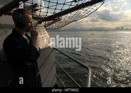 070727-N-3541A-100 SOUTH CHINA SEA (27. Juli 2007) - Operations Specialist 3. Klasse Charles Shenell führt eine Telefon-Prüfung an einem Sound-powered Telefon während der Wache achtern Aussichtspunkt auf die Pfauentaube der Nimitz-Klasse-Flugzeugträger USS John C. Stennis (CVN-74) wie das Schiff in den Hafen von Hongkong zieht. Suche Uhren suchen Schiffe oder andere Oberfläche berührt, die sichere Navigation behindern können. John C. Stennis Carrier Strike Group ist auf eine geplante Bereitstellung Frieden, regionale Zusammenarbeit und Stabilität zu fördern. U. Foto: S. Navy Mass Communication Specialist 2. Klasse Davis Anderson (RE Stockfoto